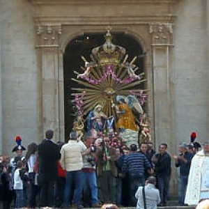 Maresciallo abbandona la processione dopo l'inchino al boss del paese